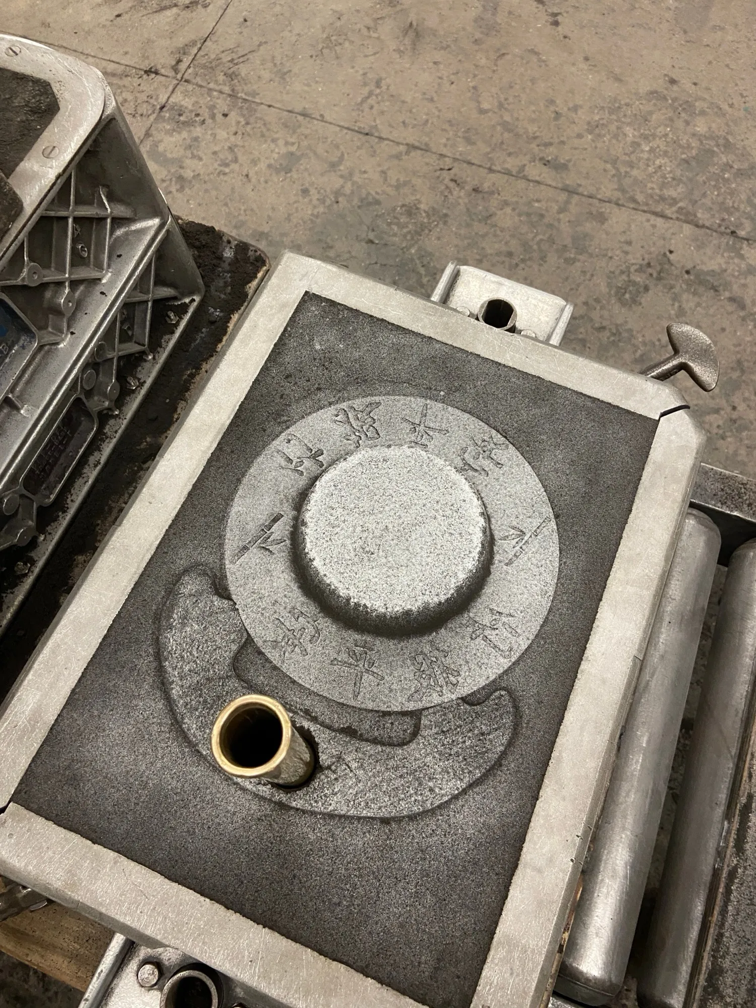 Sand mold rammed up around the watering dish pattern